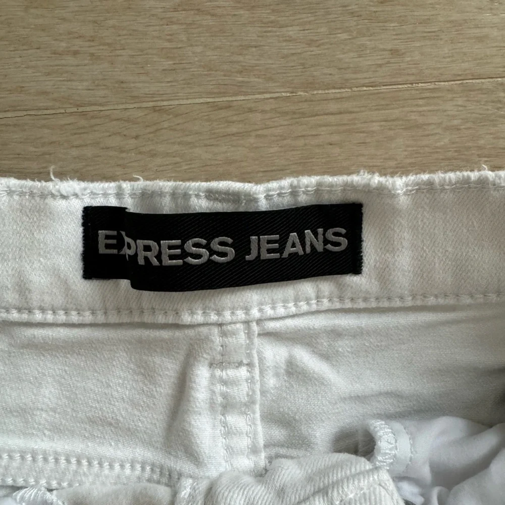 Express 00 white ripped stretchy denim shorts - Picture 2 of 7